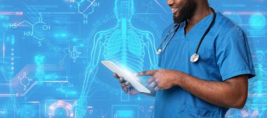 Mavi iş giysisi içindeki Afrikalı Amerikalı doktor, insan vücudu ve kimyasal zincirlerin hologramı, kolaj, web-afişi yerine dijital tablet kullanarak hasta verilerini inceledi.