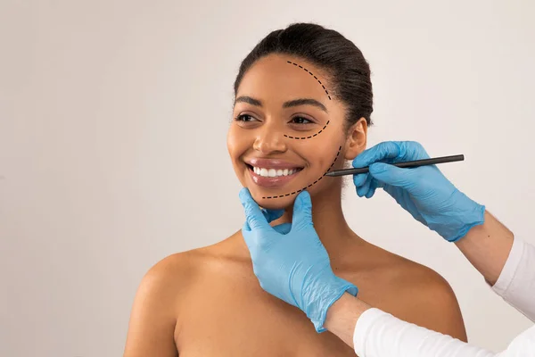 Cheerful Pretty Young Black Woman Attending Aesthetic Clinic Unrecognizable Doctor — Stock Photo, Image