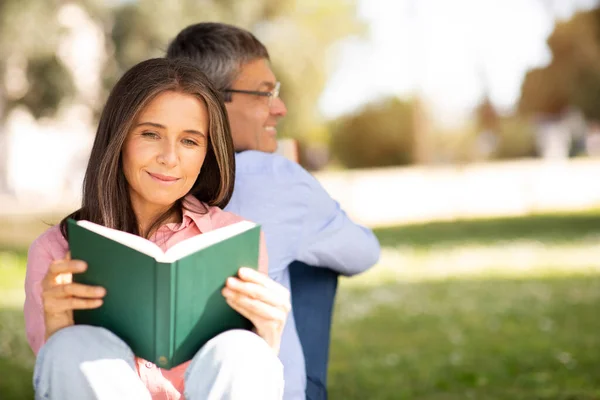 Beautiful Mature Woman Reading Book While Relaxing Park Husband Attractive — Stock Photo, Image