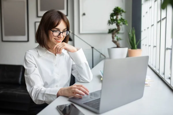 Empresária Europeia Sorridente Usando Laptop Senhora Freelancer Sentada Mesa Digitando — Fotografia de Stock
