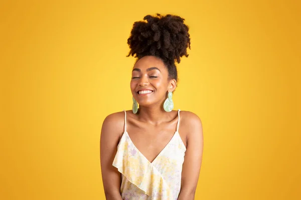 Mutlu Gülümseyen Bin Yıllık Afro Amerikan Bayan Eğleniyor Sarı Arka — Stok fotoğraf