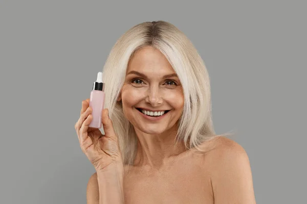 Skincare Concept Beautiful Mature Female Holding Bottle Moisturising Face Serum — Stock Photo, Image