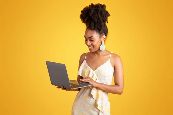 Sorridente Millenaria Donna Afroamericana Digitando Sul Computer Portatile Chattando Nei — Foto Stock
