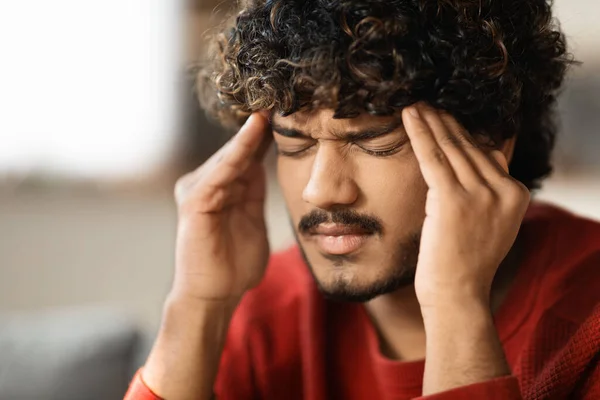 为在家中头痛 摸太阳穴 患急性偏头痛 压力或紧张问题 宿醉后康复 自由自在的印度青年男子提供服务 — 图库照片