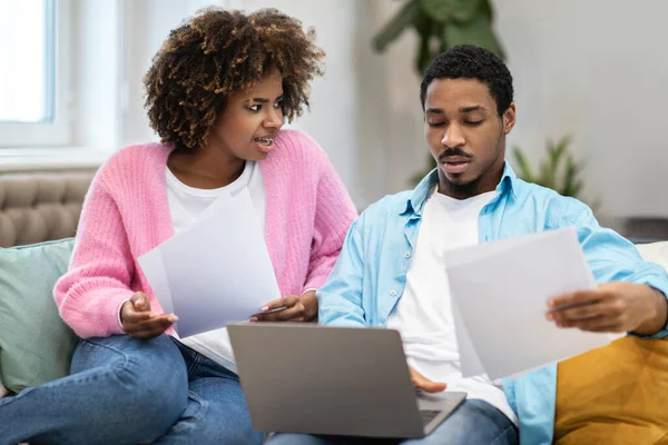 Verwirrte Junge Schwarze Eheleute Die Rechnungen Internet Bezahlen Probleme Mit — Stockfoto