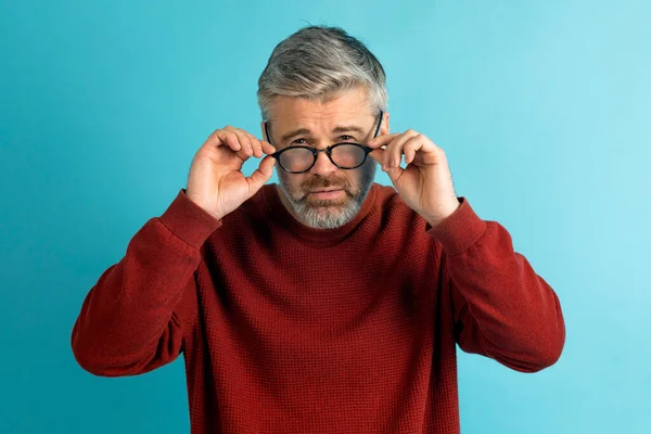 Homem Meia Idade Segura Seus Óculos Para Verificar Porque Não — Fotografia de Stock