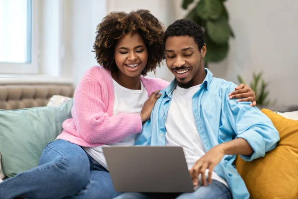 Evde Dizüstü Bilgisayar Kullanarak Mutlu Afro Amerikan Eşlerinin Portresi Neşeli — Stok fotoğraf