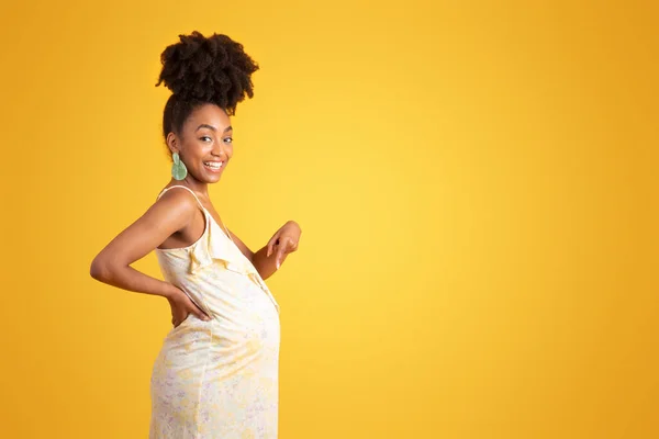 Joyeux Millénaire Fière Dame Afro Américaine Pointant Doigt Gros Ventre — Photo