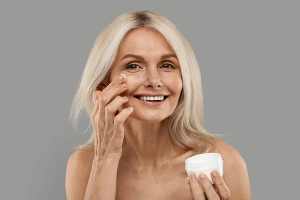 Skincare Routine Beautiful Mature Woman Applying Moisturizing Cream Face Smiling — Stock Photo, Image