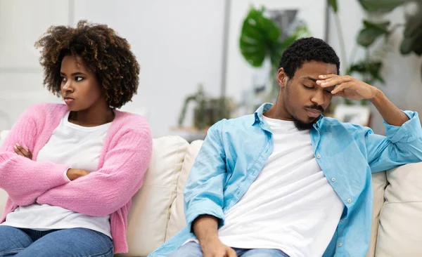 관계의 소파에 서로를 무시하고 화가난젊은 아프리카 미국인 배우자를 가정내에서 오해를 — 스톡 사진