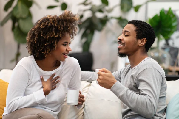 Fröhlich Positive Liebende Junge Schwarze Eheleute Mann Und Frau Pyjama — Stockfoto
