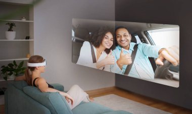 Sanal gerçeklik gözlüklü kadın ve araba iletişimindeki Arapça çift uzaktan kumandalı video görüşmesi yapıyorlar. Evdeki bir kadın ekranda arkadaşlarıyla konuşuyor. Kolaj