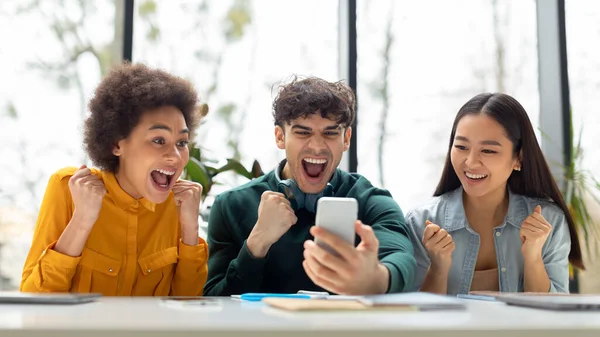 Tre Överlyckliga Multiracial Studenter Kontrollera Tentor Resultat Online Smartphone Bra — Stockfoto