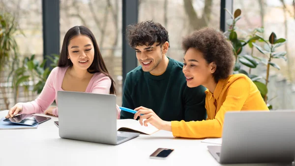 Boldog Nemzetközi Diákok Barátok Íróasztal Coworking Tér Laptop Használata Hogy — Stock Fotó
