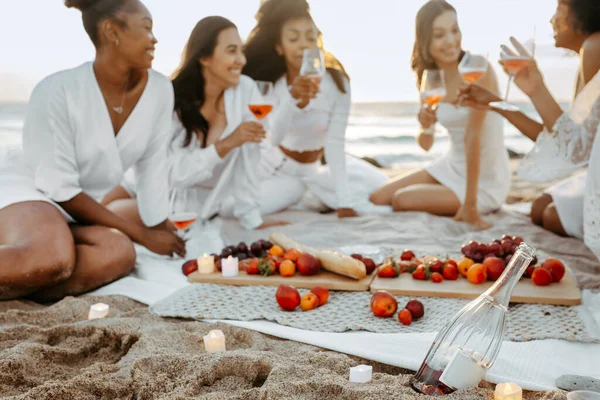 Bir Grup Mutlu Kadın Plaj Pikniğinde Meyve Yiyip Gül Şarabı — Stok fotoğraf