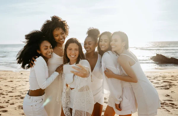 Grupo Señoras Felices Multirraciales Tomando Selfie Playa Divirtiéndose Aire Libre — Foto de Stock