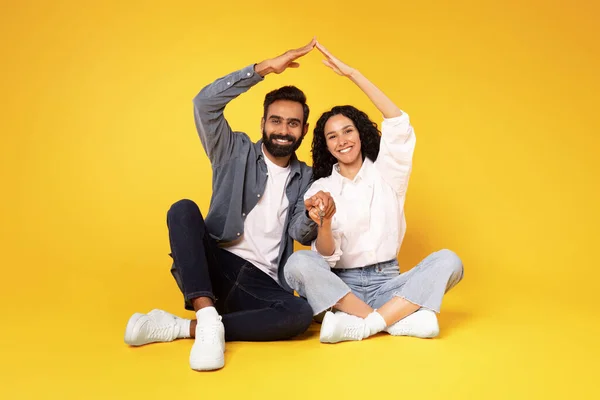 Neue Heimat Glückliches Arabisches Paar Das Symbolisches Dach Mit Händen — Stockfoto