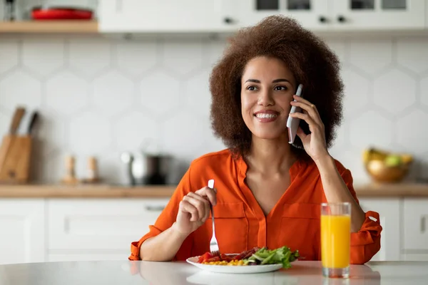 Smiling Black Woman Talking Cellphone Enjoying Tasty Breakfast Kitchen Cheerful — Stock Photo, Image