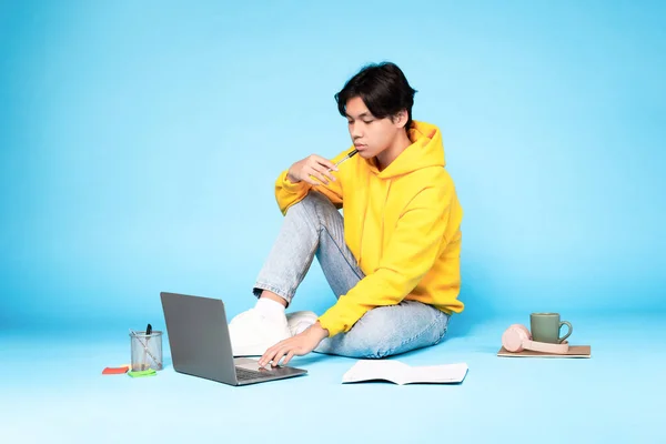 Zamyšlený Korejský Teenager Používající Notebook Přemýšlející Držící Pero Úst Sedící — Stock fotografie