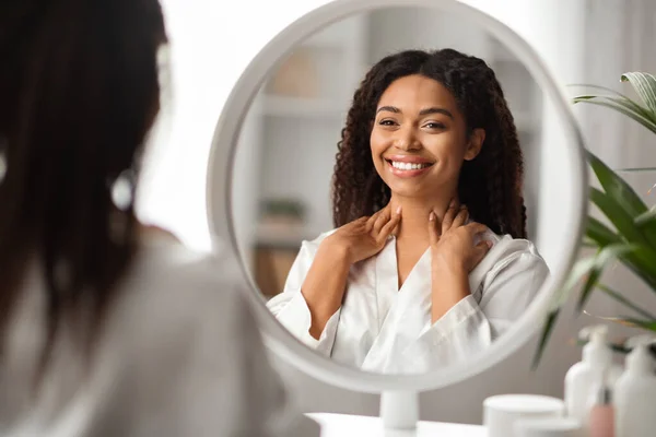 Çekici Siyah Kadın Aynaya Bakarken Yumuşak Tenine Dokunuyor Güzel Afrikalı — Stok fotoğraf