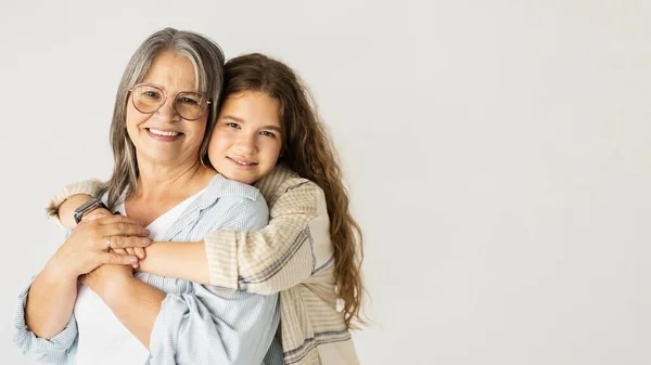 Chica Joven Sonriente Abrazando Anciana Aislada Fondo Del Estudio Blanco —  Fotos de Stock