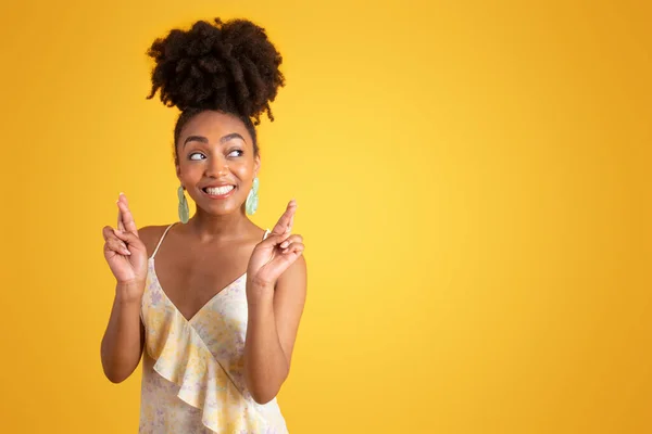 Mulher Americana Africana Millennial Positiva Vestido Faz Sinal Dedos Cruzados — Fotografia de Stock