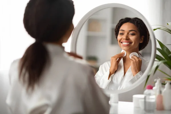 Portrait Beautiful Black Woman Cleansing Skin Cotton Pad Mirror Attractive — Stok Foto