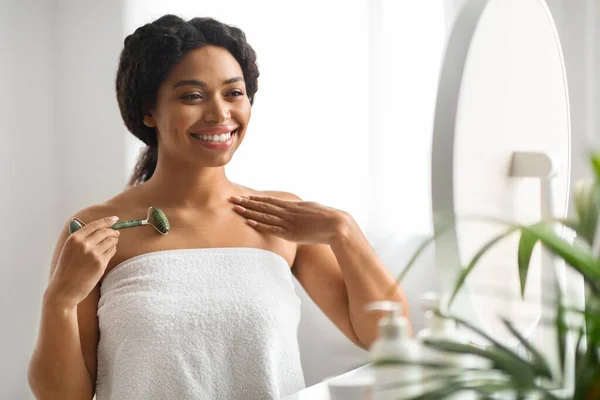 Pengobatan Skincare Wanita Afrika Amerika Yang Cantik Menggunakan Greenstone Jade — Stok Foto