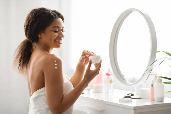 Nutrición Piel Atractiva Mujer Negra Aplicando Crema Hidratante Loción Hombro —  Fotos de Stock