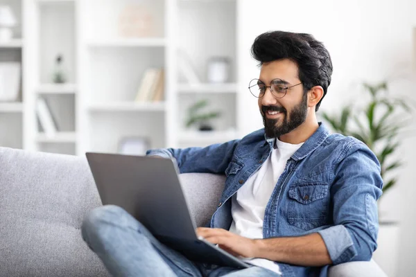 Genç Gülümseyen Hintli Adam Dizüstü Bilgisayarda Çalışırken Evde Oturuyor Millennial — Stok fotoğraf