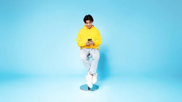 Aplicação Feliz Adolescente Chinês Usando Smartphone Websurf Mensagens Texto Sentado — Fotografia de Stock