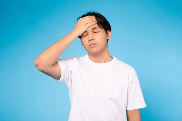 Nemocný Korejský Teenager Guy Pocit Nepříjemné Dojemné Čelo Mající Horečku — Stock fotografie