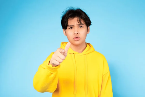 Hej Nespokojený Japonský Dospívající Chlap Ukazující Prstem Kameru Hádající Vyjadřující — Stock fotografie