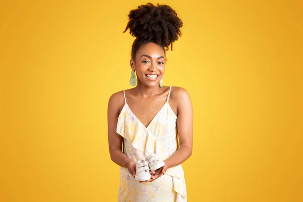 Gülümseyen Binlerce Yıllık Afro Amerikan Bayan Sarı Arka Planda Stüdyoda — Stok fotoğraf