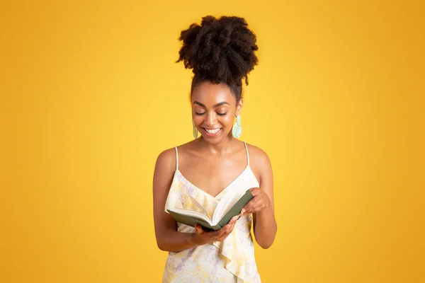 Gülümseyen Bin Yıllık Afro Amerikan Bayan Kitap Okuyor Boş Zamanın — Stok fotoğraf