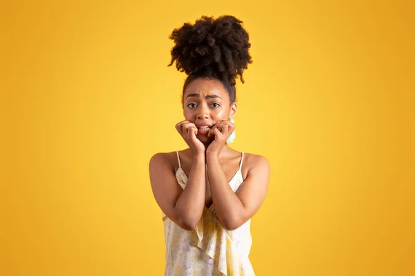 Korkmuş Binlerce Yıllık Endişeli Afrikalı Amerikalı Kadın Sarı Arka Planda — Stok fotoğraf