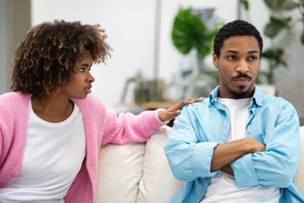 紧张的年轻非洲裔美国女人在与沮丧的丈夫争吵之后说了声抱歉 被激怒的黑人男子无视道歉的妻子 家庭关系问题 分手观念 — 图库照片