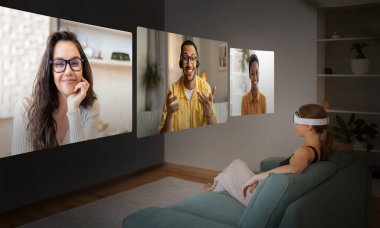 Mesafe İletişim ve VR. Sanal gerçeklik kulaklığı takan, ekranda çeşitli gençlerle konuşan, iş arkadaşlarıyla çevrimiçi video konferansı yapan, evdeki koltukta oturan bir kadın. Kolaj