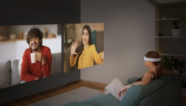 Video Görüntülü Arama. Arkadaşlarıyla sanal gerçeklik yoluyla iletişim kuran, akşamları oturma odasında iç mekanda oturan perdeye bakan bir kadın. Mesafe Konferansı Olan Gençlerle Kolaj