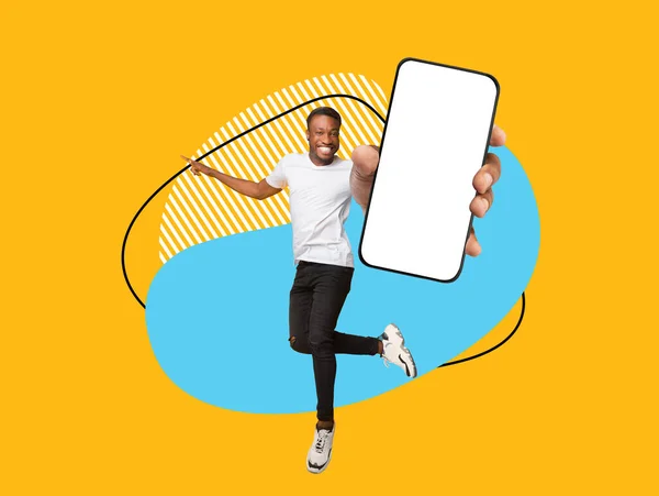 Big Sale Lächelnder Junger Schwarzer Mann Demonstriert Großes Leeres Smartphone — Stockfoto