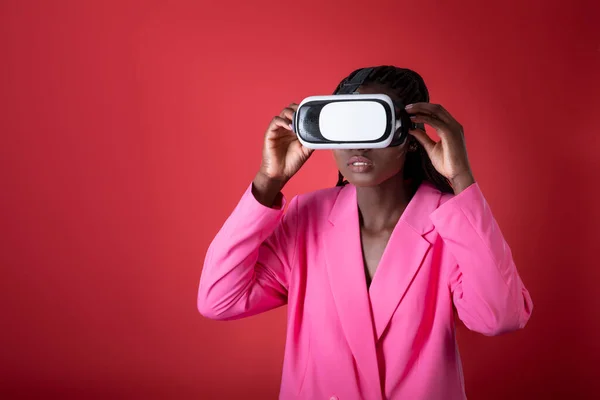 Mladá Černoška Nošení Brýle Sluchátka Posing Red Background Stylový Afroameričanka — Stock fotografie