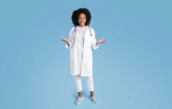 Lächelnde Junge Schwarze Ärztin Weißem Mantel Hält Kopierraum Auf Händen — Stockfoto