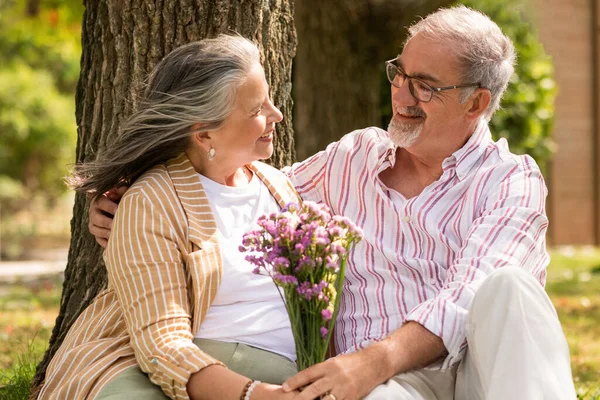 Šťastný Senior Evropský Muž Dává Kytice Květin Pro Ženu Vychutnat — Stock fotografie