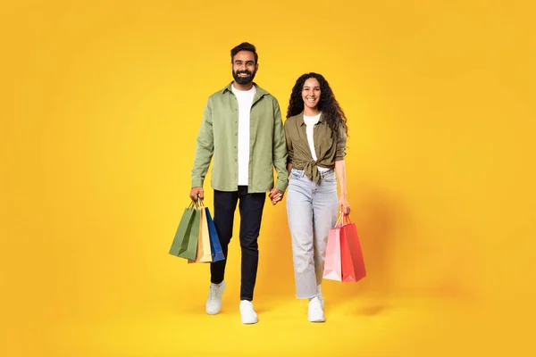 Shopping Och Konsumtion Glad Arabiska Ung Man Och Kvinna Casual — Stockfoto