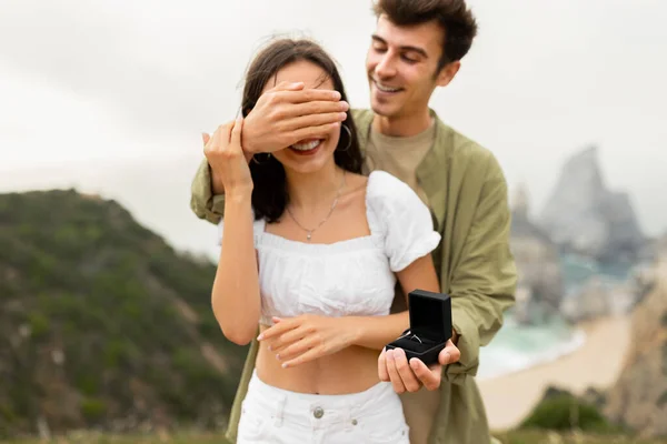 Shoreline Sweethearts Happy Man Making Proposal Her Girlfriend Ocean Shore — Stock Photo, Image