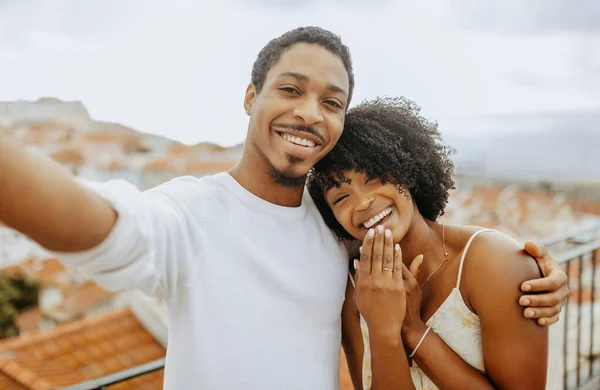 Šťastný Spokojený Tisíciletý Afroameričan Objímající Ženu Prstenem Selfie Videohovor Městě — Stock fotografie
