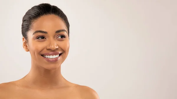 審美的な医学 現代の化粧品の概念 コピースペースを見て 灰色の背景に隔離された かなりトップレスアフリカ系アメリカ人の千年紀の女性の笑顔の肖像 ウェブバナー — ストック写真