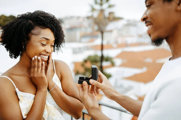 Ευτυχισμένη Χιλιετηρίδα Αφροαμερικανός Άνδρας Δίνει Κουτί Δαχτυλίδι Προτείνοντας Έκπληξη Γυναίκα — Φωτογραφία Αρχείου