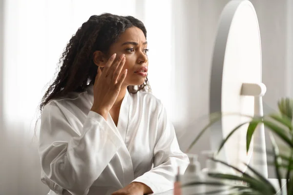 Tanda Tanda Penuaan Stressed Black Woman Touching Face Skin Looking — Stok Foto