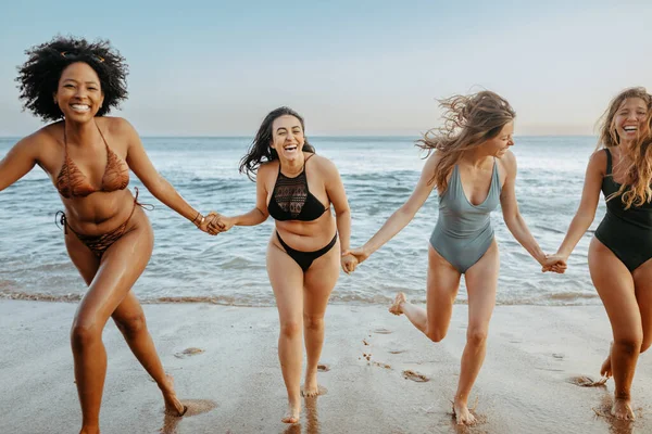 Mayolu Neşeli Genç Bayan Arkadaşlar Sahilde Koşuyor Gülüyor Kıyı Şeridinde — Stok fotoğraf